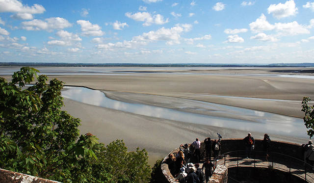 <strong>特集｜ボルドーから英国海峡へ！　探検船で“ラグジュアリーな冒険”を満喫</strong>　大聖堂から望む風景。干満の差が十数メートルあり、かつては潮の流れで犠牲になる巡礼者たちも多かったという