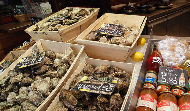 <strong>特集｜ボルドーから英国海峡へ！　探検船で“ラグジュアリーな冒険”を満喫</strong>　オイスターはこのあたりの名物。その場で食べさせるオイスターバーやレストランが点在する
