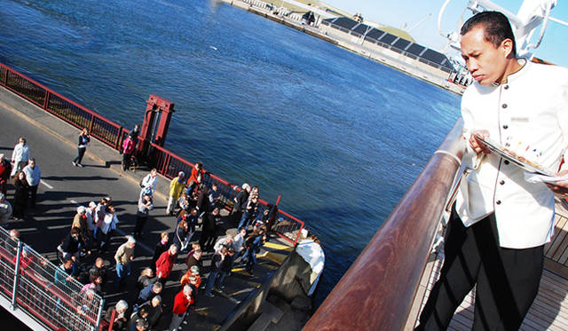 <strong>特集｜ボルドーから英国海峡へ！　探検船で“ラグジュアリーな冒険”を満喫</strong>　サン・マロを出航する際の通過儀礼。船の通行にあわせて開閉する橋を、ゆっくりと、ぎりぎりの間隔で通る