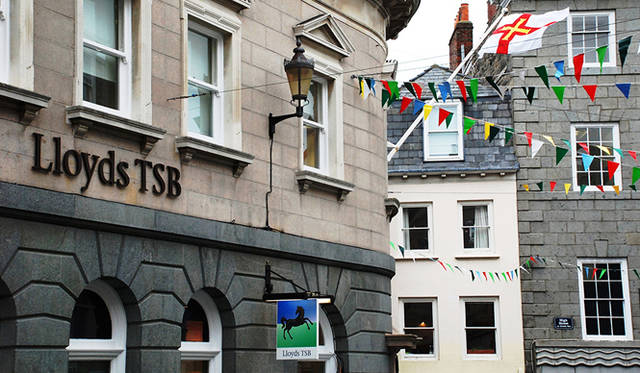 <strong>特集｜ボルドーから英国海峡へ！　探検船で“ラグジュアリーな冒険”を満喫</strong>　タックス・ヘイヴンの島らしく金融会社も多数。ヘイヴンとは避難所という意味。税金を回避するという意味で、天国のヘヴンではない