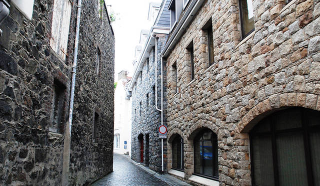 <strong>特集｜ボルドーから英国海峡へ！　探検船で“ラグジュアリーな冒険”を満喫</strong>　石畳の街並みは、天気さえよければ散策するには最適。この天気がうらめしい