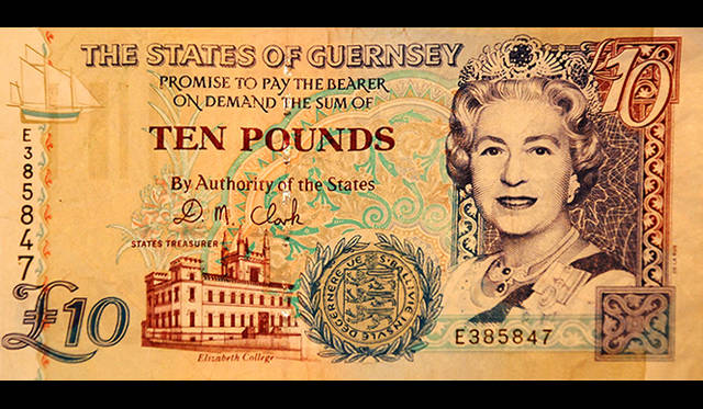 <strong>特集｜ボルドーから英国海峡へ！　探検船で“ラグジュアリーな冒険”を満喫</strong>　これがガーンジーポンド。英国エリザベス女王の肖像画が描かれているがイギリス本土では使用できない