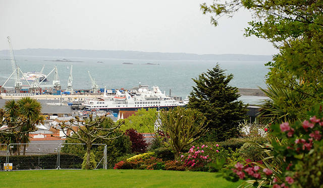 <strong>特集｜ボルドーから英国海峡へ！　探検船で“ラグジュアリーな冒険”を満喫</strong>　ミュージアム敷地内のボタニカルガーデンから、シルバー・エクスプローラーが見えた。その先にはフランスの陸地が見えるほどに近い