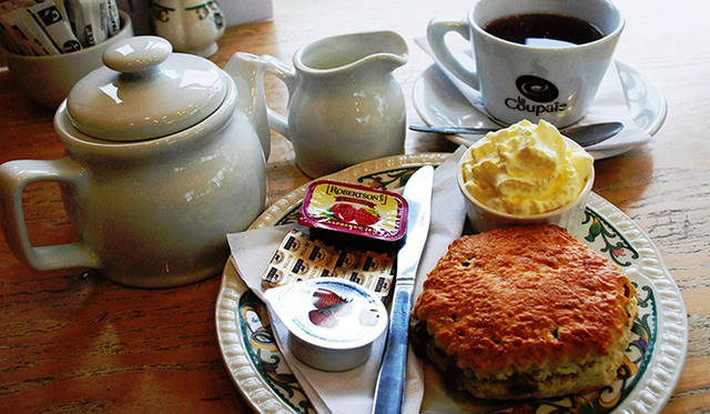 <strong>特集｜ボルドーから英国海峡へ！　探検船で“ラグジュアリーな冒険”を満喫</strong>　ガーンジー・ミルクを使ったクロテッドクリームは黄味が強く濃厚。びっくりするほど大きなスコーンに、たっぷりとつけて味わう