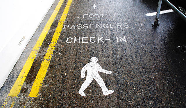 <strong>特集｜ボルドーから英国海峡へ！　探検船で“ラグジュアリーな冒険”を満喫</strong>　港で見かけたサイン。大型客船が多数寄港するガーンジー島ならではの、ユーモアある標示だ