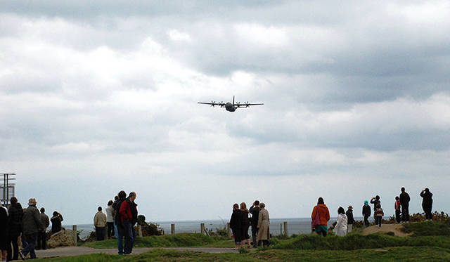<strong>特集｜ボルドーから英国海峡へ！　探検船で“ラグジュアリーな冒険”を満喫</strong>　偶然にも空軍機が上空を旋回。観光客たちも一瞬、当時を思い出すかのように見上げる