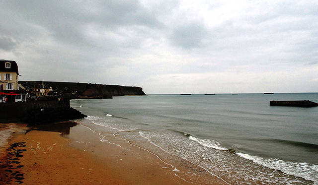 <strong>特集｜ボルドーから英国海峡へ！　探検船で“ラグジュアリーな冒険”を満喫</strong>　アロマンシュの街はバカンスエリア。写真左側は我々がランチを楽しんだオーシャンビューのレストラン