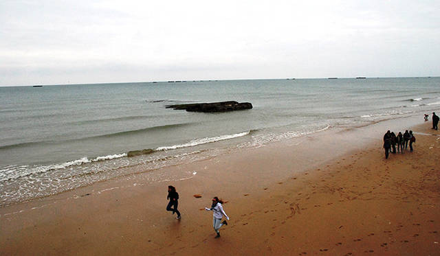 <strong>特集｜ボルドーから英国海峡へ！　探検船で“ラグジュアリーな冒険”を満喫</strong>　 水中から顔を出すのが「ケーソンフェニックス」の残骸。巨大なコンクリート製で、いまだに20ほど現存