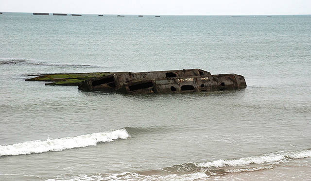 <strong>特集｜ボルドーから英国海峡へ！　探検船で“ラグジュアリーな冒険”を満喫</strong>　当時115の「ケーソンフェニックス」が水中に設置され、防波堤の役割をしたほか、機関砲が配置された