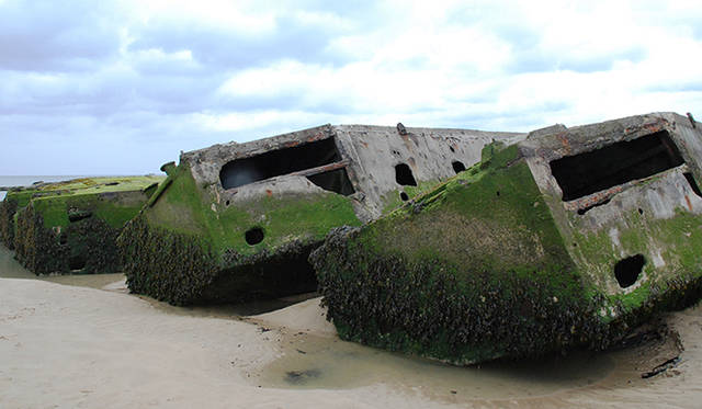 <strong>特集｜ボルドーから英国海峡へ！　探検船で“ラグジュアリーな冒険”を満喫</strong>　干潮になり、全容をあらわした「ケーソンフェニックス」。英国から牽引され、上陸前は敵に見つからないようテムズ川に沈められていたという