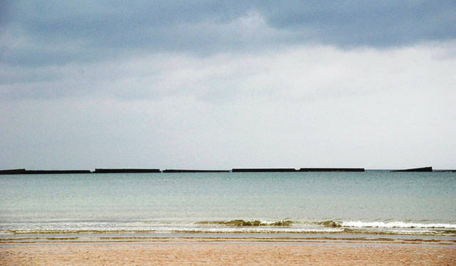 <strong>特集｜ボルドーから英国海峡へ！　探検船で“ラグジュアリーな冒険”を満喫</strong>　アロマンシュの沖合いに浮かぶ「ケーソンフェニックス」