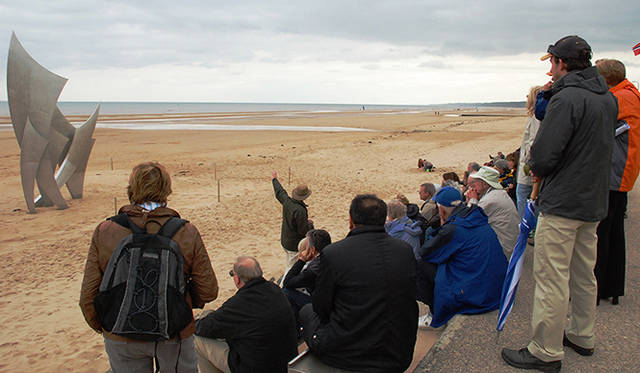 <strong>特集｜ボルドーから英国海峡へ！　探検船で“ラグジュアリーな冒険”を満喫</strong>　全員が集まり、ゴードン氏の語る作戦の概要に耳を傾ける