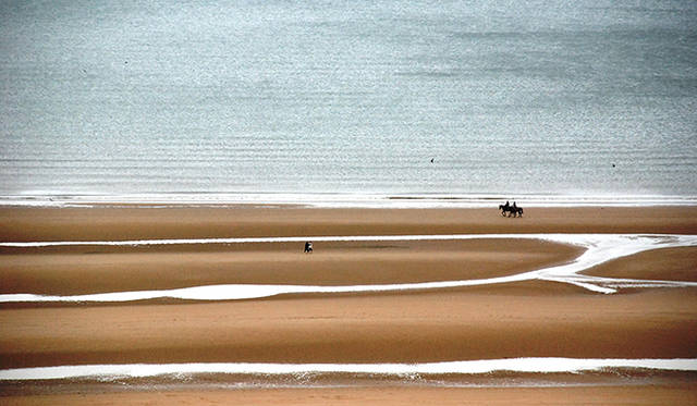 <strong>特集｜ボルドーから英国海峡へ！　探検船で“ラグジュアリーな冒険”を満喫</strong>　ノルマンディーでの旅は終わった。明日は、英国ポーツマスで船を降りる。平和を願い、最後にこの静謐なる風景を記憶にとどめる