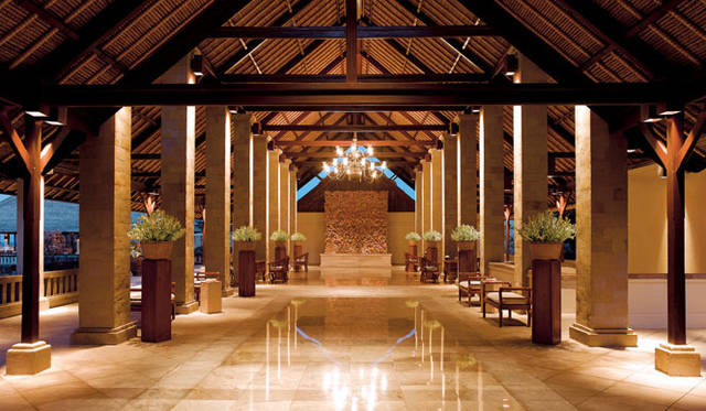 <strong>Amanresorts｜アマンリゾーツ</strong>　「アマヌサ（Amanusa）」　エントランスホール　© Amanresorts