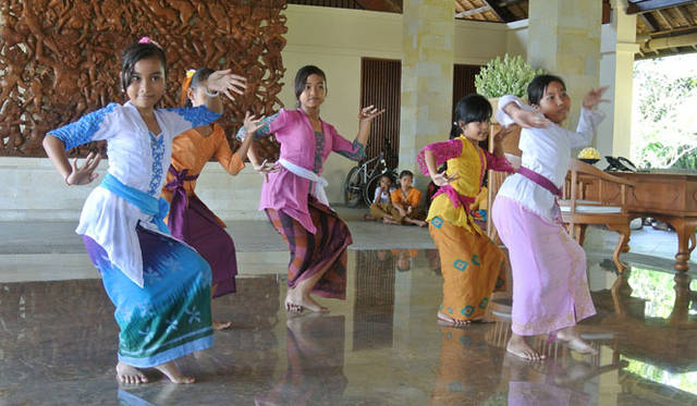 <strong>Amanresorts｜アマンリゾーツ</strong>　「アマヌサ（Amanusa）」　オープンエアのエントランスホールで近所の子どもたちが伝統舞踊を習っている