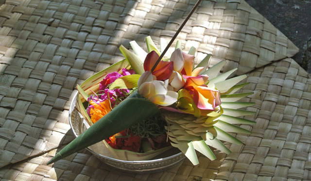 <strong>Amanresorts｜アマンリゾーツ</strong>　「アマヌサ（Amanusa）」　毎日のお供えものの「チャナンサリ（Canang sari）」
