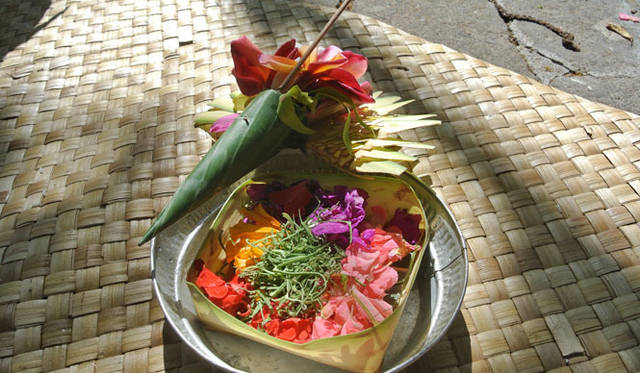 <strong>Amanresorts｜アマンリゾーツ</strong>　「アマヌサ（Amanusa）」　毎日のお供えものの「チャナンサリ（Canang sari）」