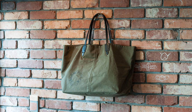 <strong>CHROME HEARTS｜クロムハーツ</strong>　「LUCILLE」キャンバスバッグ 18万4800円（予定価格／ブラック、ネイビー、オリーブ）