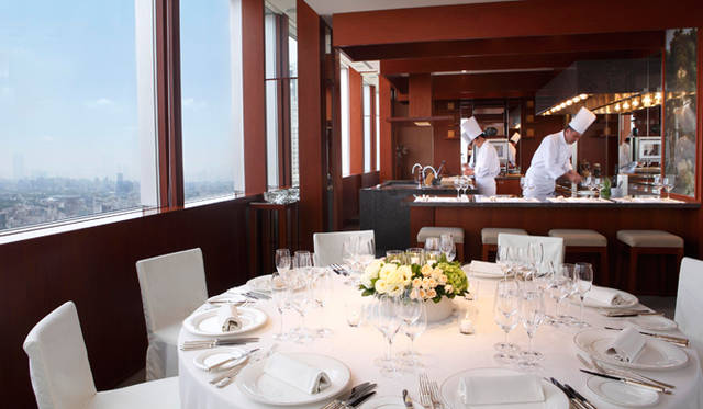 5月には40階の「プライベート ダイニング」のオープンキッチンで、トーマス・アンゲラー氏自ら腕をふるう様子を間近に見ながら、美食の数々を味わう「スプリング ハーベスト」が開催される
