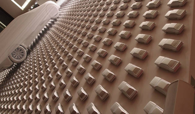 壁一面にとりつけられた、アルミニウム製の「アウディ スポーツクワトロ」