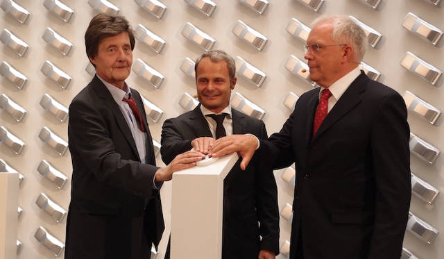 除幕式は、フランクフルトモーターショーで実車が公開された翌日におこなわれた