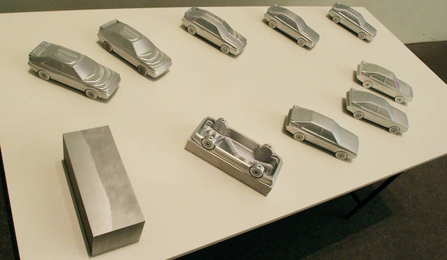 ひとつのミニチュア クワトロを、重さ7kgのアルミニウム インゴットから削りだすのに、およそ4時間を要する