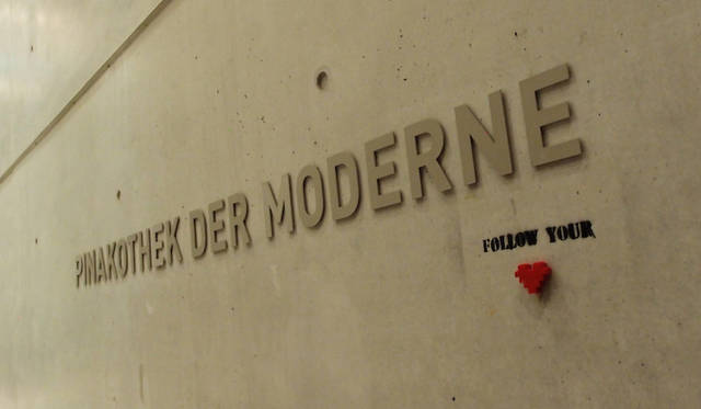 ミュンヘンの「ピナコテーク デア モデルネ」は、20世紀から21世紀にかけて制作された世界中の芸術作品を展示している。その中味は、美術館アート、グラフィック、建築、そしてデザインをあつかう4つの独立した美術館を集めた、いわば「美術館の集合体」だ