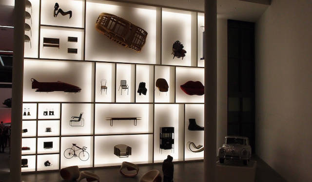 何気ない展示棚のようだが、クルマや自転車、ソファなどすべてが実物大。写真下のほうに見える人影に注目するとその巨大さがわかる