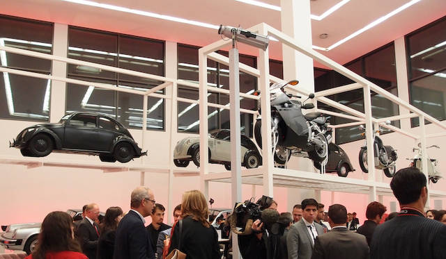 インターナショナル デザイン ミュージアム ミュンヘンには、今回公開された作品以外にもタトラ「T87」、フォルクスワーゲン「タイプ1」、ポルシェ「911」など、優雅な曲線をもつ自動車やオートバイが展示されている