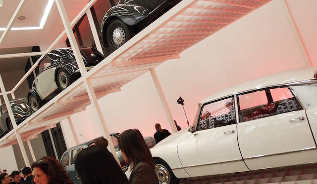 インターナショナル デザイン ミュージアム ミュンヘンには、今回公開された作品以外にもタトラ「T87」、フォルクスワーゲン「タイプ1」、ポルシェ「911」など、優雅な曲線をもつ自動車やオートバイが展示されている