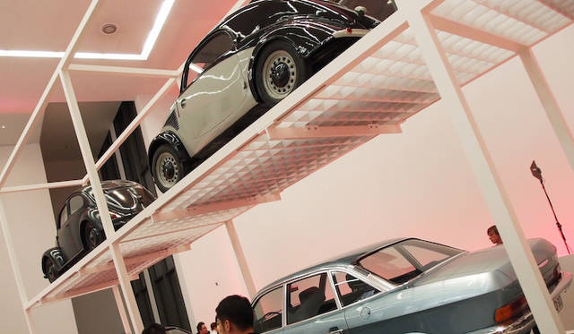 インターナショナル デザイン ミュージアム ミュンヘンには、今回公開された作品以外にもタトラ「T87」、フォルクスワーゲン「タイプ1」、ポルシェ「911」など、優雅な曲線をもつ自動車やオートバイが展示されている