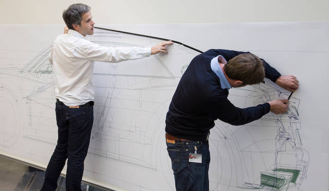 アウディ デザイン センターでは、粘着性の紙テープをデザイン図に貼りつけていた。こうすることで、ラインを微妙に変化させたときの効果を、短時間で試せるという