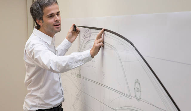 アウディ デザイン センターでは、粘着性の紙テープをデザイン図に貼りつけていた。こうすることで、ラインを微妙に変化させたときの効果を、短時間で試せるという