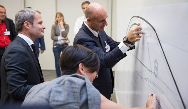 アウディ デザイン センターでは、粘着性の紙テープをデザイン図に貼りつけていた。こうすることで、ラインを微妙に変化させたときの効果を、短時間で試せるという