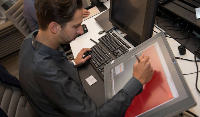 もちろん、クレイモデルや紙テープだけではなく、最新のデジタルツールも活用する