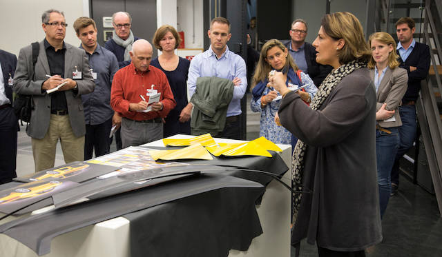 ボディの塗装も、実際のボディパネルとおなじ素材をサンプルにもちいることで、量産車となったときにちかい色合いを確認できるようにしている