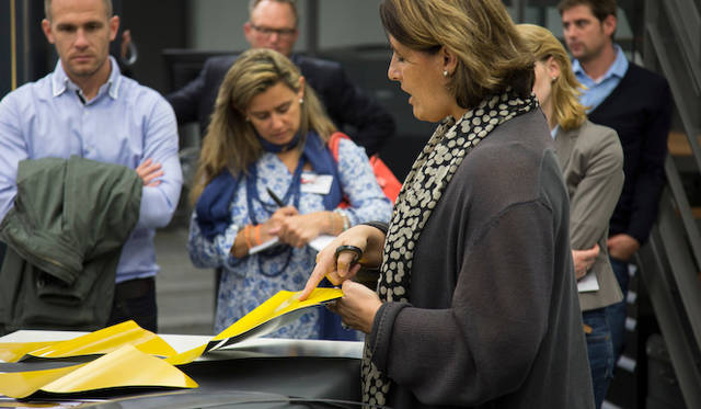 ボディの塗装も、実際のボディパネルとおなじ素材をサンプルにもちいることで、量産車となったときにちかい色合いを確認できるようにしている