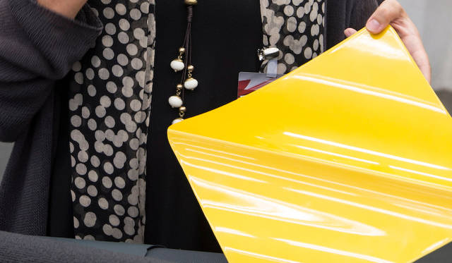 サンプルにはボディのキャラクターラインをおもわせるプレス加工がほどこされている。これにより、光と影によって微妙に色合いが変化する様子まで見極めることができる