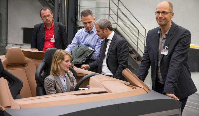 操作性も大切なインテリアは実物大のクレイモデルを製作し実際に乗り込んで、デザインと機能の両立を追求する