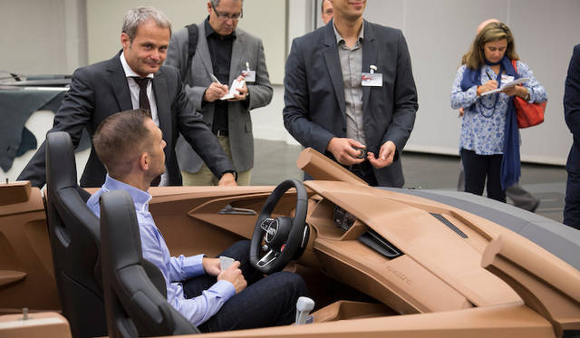 操作性も大切なインテリアは実物大のクレイモデルを製作し実際に乗り込んで、デザインと機能の両立を追求する