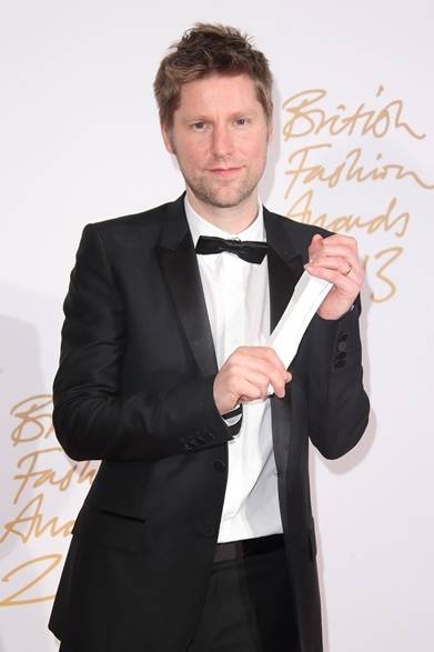 <strong>BURBERRY｜バーバリーが「ブリティッシュ・ファッション・アワード」にダブル受賞の快挙！</strong><br /><br />「メンズウェア・デザイナー・オブ・ザ・イヤー」に選ばれたバーバリー チーフ・クリエイティブ・オフィサー、クリストファー・ベイリー氏。<br /><br />