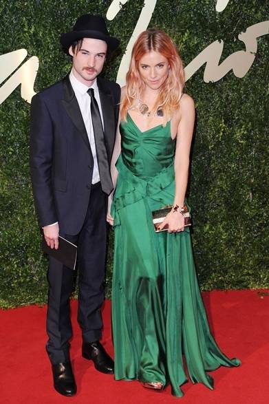 <strong>BURBERRY｜バーバリーが「ブリティッシュ・ファッション・アワード」にダブル受賞の快挙！</strong><br /><br />シエナ・ミラー＆トム・スターリッジの恋人同士がバーバリーを着用して登場。<br /><br />