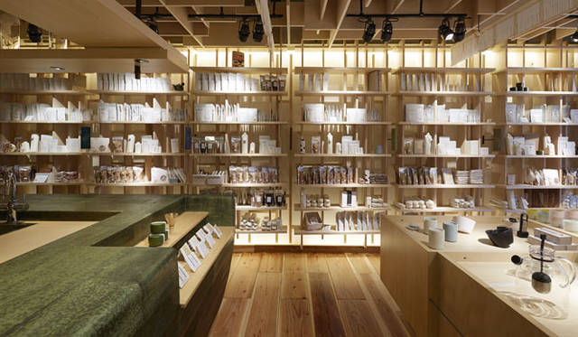 <strong>151E｜イチゴイチエ</strong>　九州7県厳選茶 福岡のお茶専門店<br>店内は木の素材感を生かしたスタイリッシュなデザインで、壁一面を占める木組みの棚に商品がならぶ