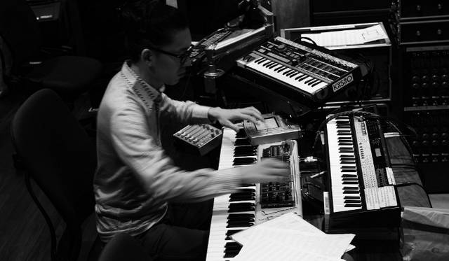 鍵盤奏者の佐野観　Photograph by Mari Amita