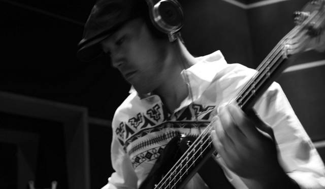 ベーシストの小泉P克人氏　Photograph by Mari Amita