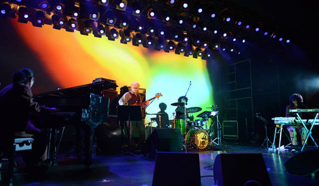 去る11月1日、アルバム発表前に出演した『WORLDWIDE SHOWCASE 2013 ～magic no.9～』のライブ風景　Photograph by Mari Amita