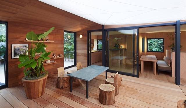 <strong>LOUIS VUITTON｜シャルロット・ぺリアンの最高傑作『限りなく水に近い家』を再現</strong>　©LOUIS VUITTON