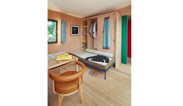 <strong>LOUIS VUITTON｜シャルロット・ぺリアンの最高傑作『限りなく水に近い家』を再現</strong>　©LOUIS VUITTON