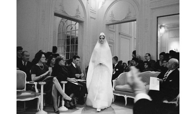 <strong>DIOR｜写真集『ディオール グラマー マーク・ショウ』</strong>　“イムネ” ドレス1961年春夏オートクチュールコレクション