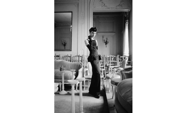 <strong>DIOR｜写真集『ディオール グラマー マーク・ショウ』</strong>　ドレス：“ガゼットドゥボントン”1954秋冬オートクチュール Hライン